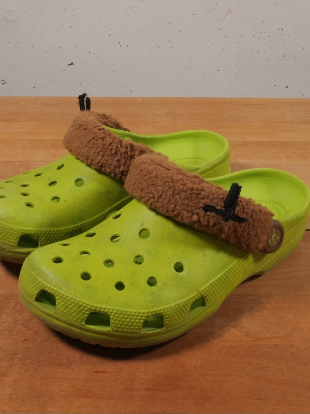 Crocs Shrek Clog Shoes Womens Size 8 Green Faux Fur Lined Slip On Comfort 208373
